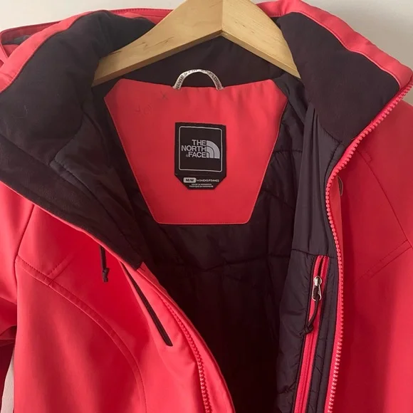The North Face Women’s Peach/Pink Insulated Winter Jacket. Size medium - Picture 4 of 9